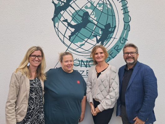 Unsere kommissarische Schulleitung  Frau Baumann ist die Stellvertreterin der Schulleitung (links im Bild).  Herr Kerber ist unser Konrektor (rechts im Bild).&nbsp;   Frau Bühl und Frau Bremer sind unsere Schulsekretärinnen (Bildmitte von links nach rechts)