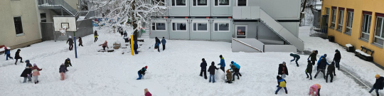 Schnee im Pausenhof 2026
