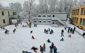 Schnee im Pausenhof 2026